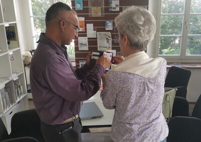 Im Infozentrum dürfen alle Fragen zur digitalen Unterstützung gestellt werden. (Foto: zvg)