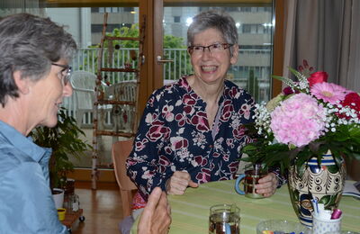 Neumitglied Regula Jans (rechts) und Zeitgutpräsidentin Angelica Ferroni.  Bild: Ursula Brunner