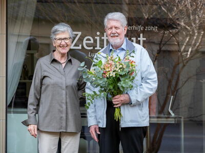 1000. Zeitgut-Mitglied Tony Zumstein mit Präsidentin Angelica Ferroni (Foto: Ralph Eichenberger)